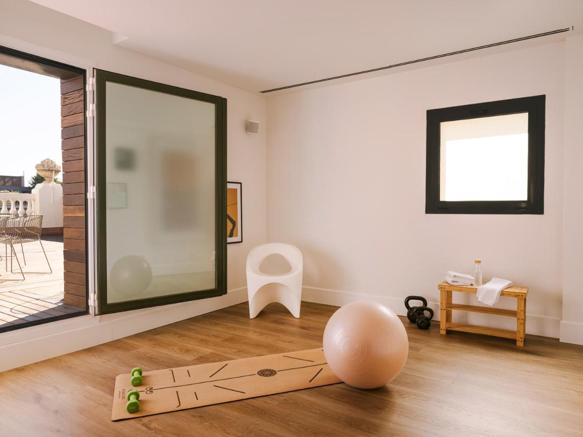 Sonder Paseo De Gracia Hotel Barcelona Kültér fotó A room with a yoga mat and a Swiss ball